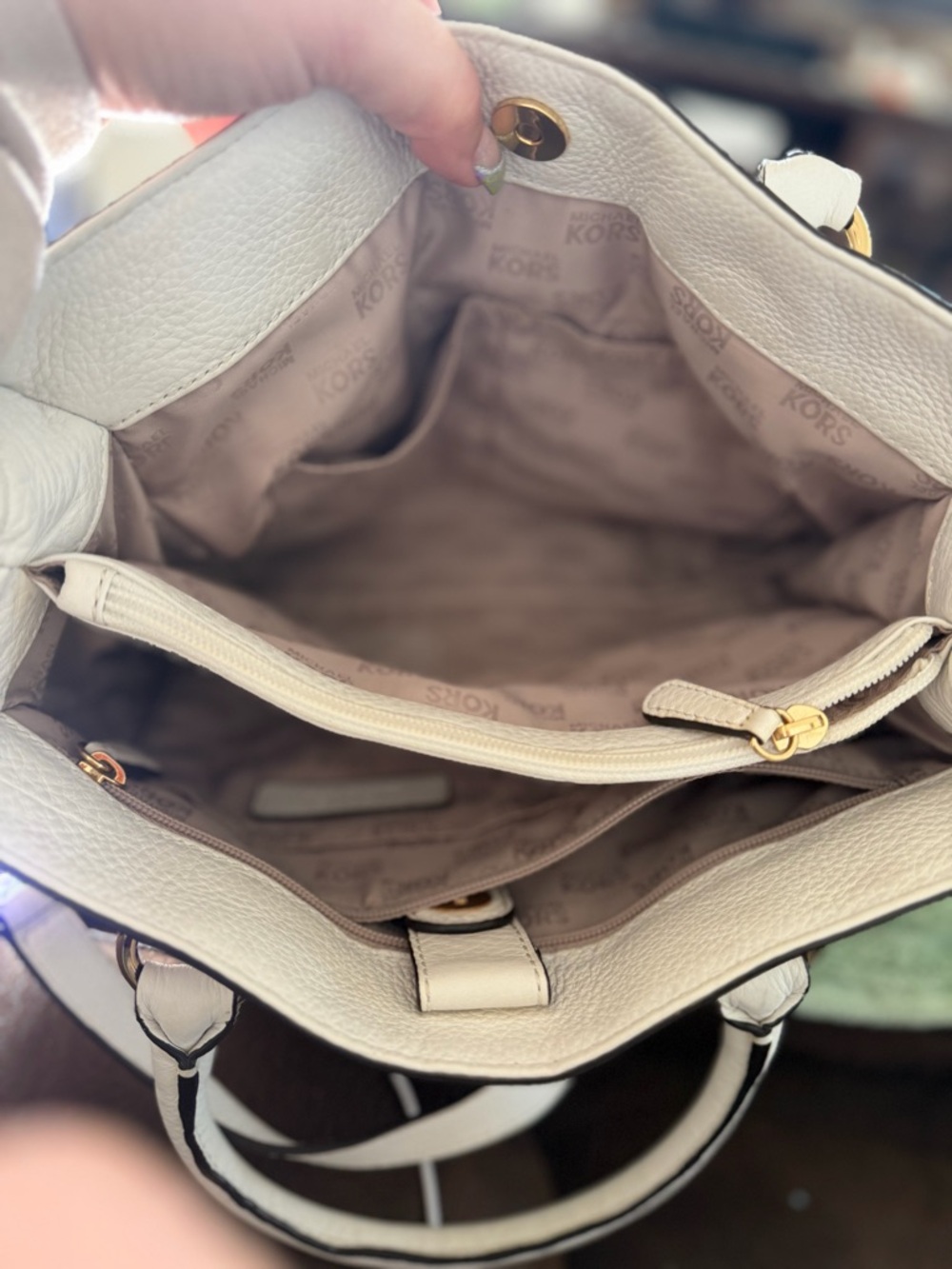 Michael Kors white leather with Gold Hardware bag - Picture 6 of 8